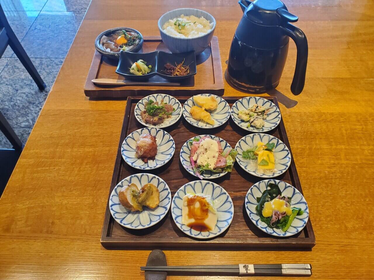 響膳の全体写真。前菜9種、お刺身、鯛めしなどが豪華に並んでいる様子。和食のバランスが美しい。