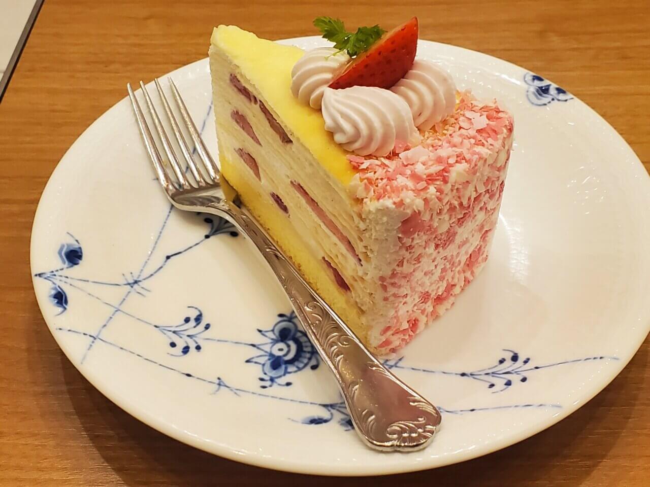 ダッキーダックの春限定いちごミルクレープ。断面に苺がぎっしり詰まり、苺のクリームがトッピングされた可愛らしいケーキ。