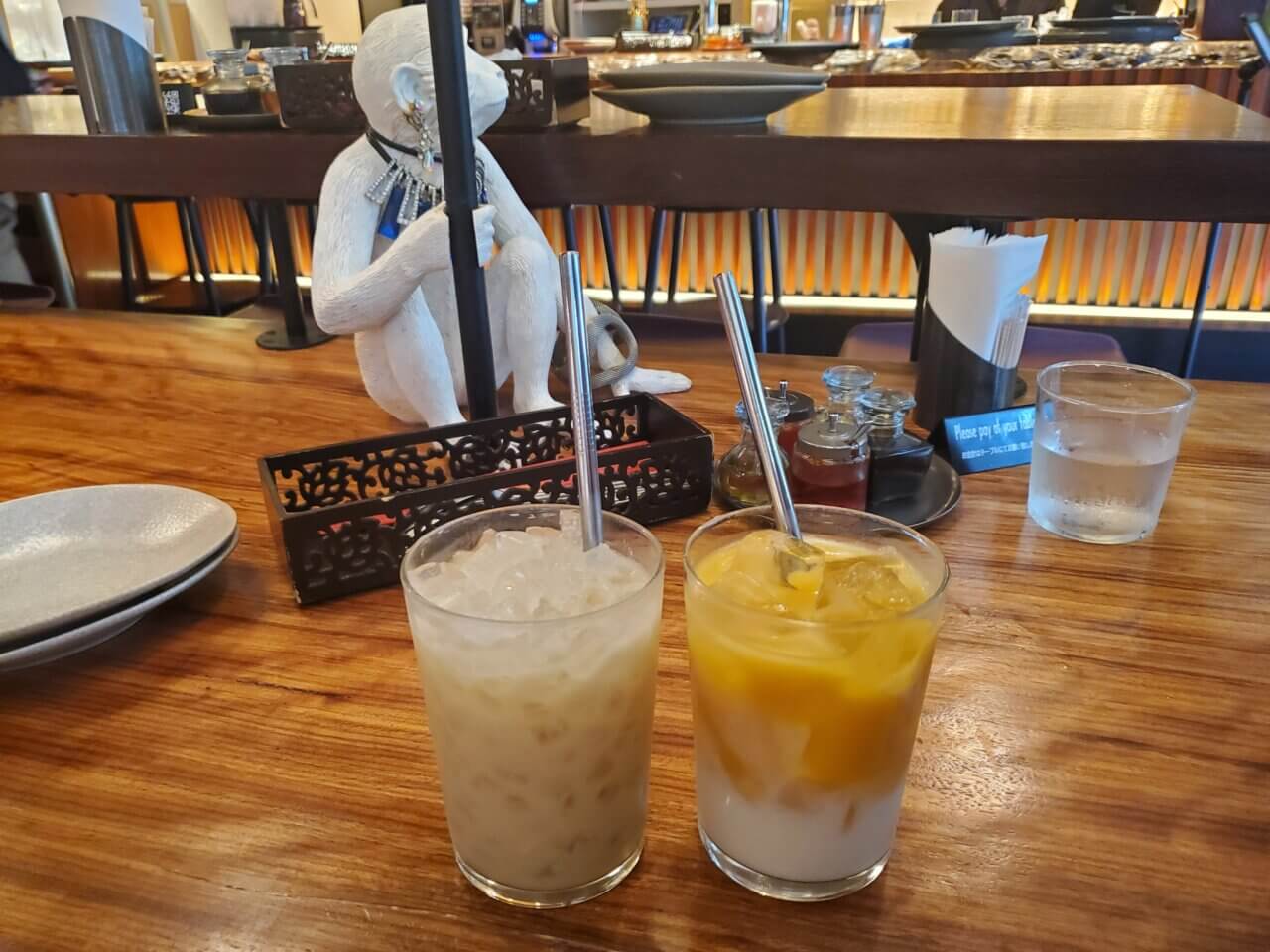 南国を感じるバージンピニャコラーダとマンゴーラッシーがテーブルに並ぶ写真。氷たっぷりで涼しげな印象。