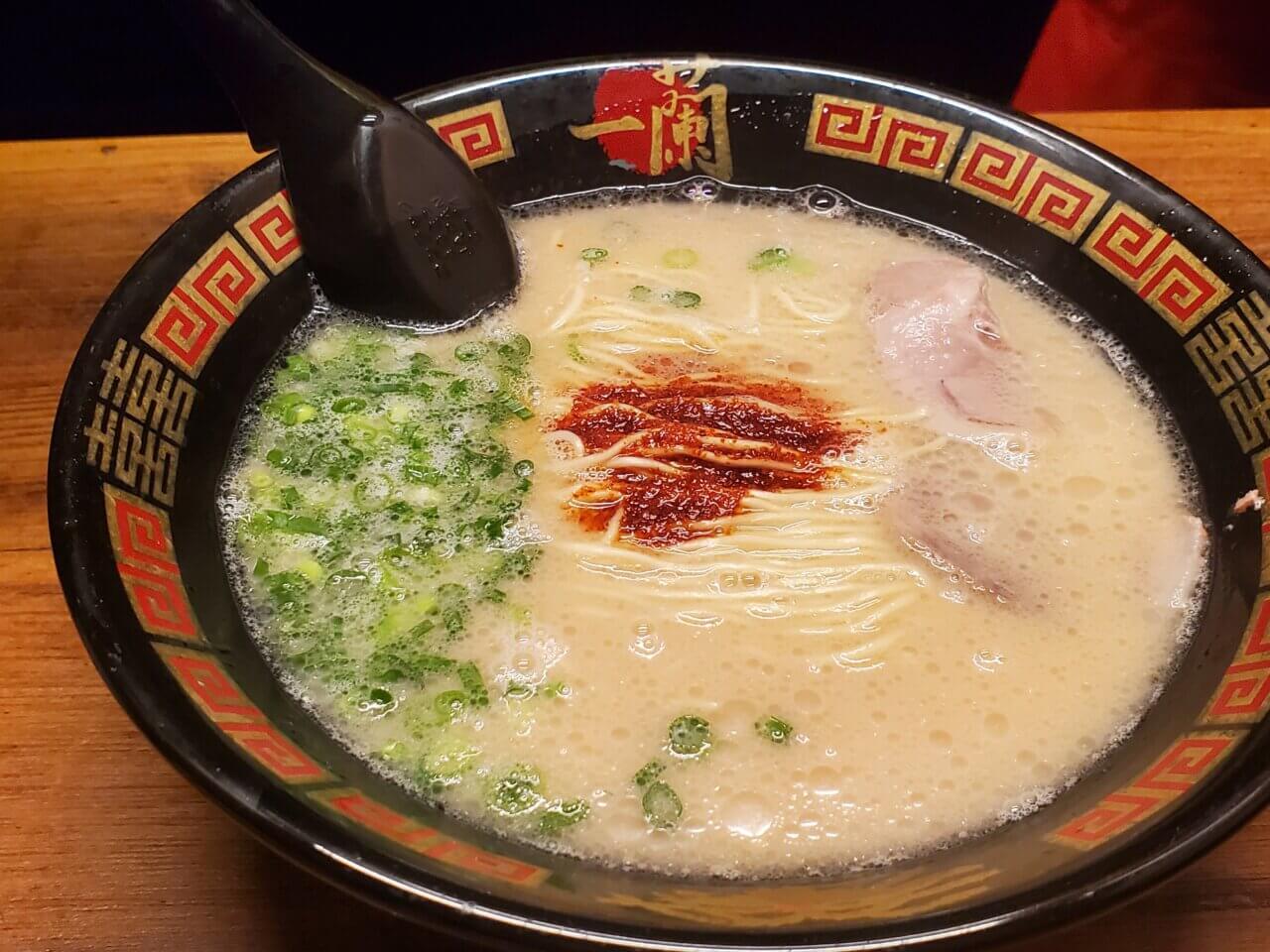 提供された一蘭のとんこつラーメン。中央には赤い秘伝のたれ、白濁したスープに青ネギとチャーシューが浮かぶ